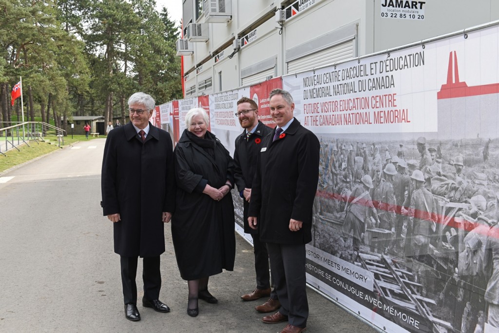 Centre d’accueil et d’éducation de Vimy, le 9 avril 2016. G a D: l'Honorable Lawrence Cannon; l'Honorable Elizabeth Dowdeswell; Jeremy Diamond, Fondation Vimy; Greg Kenney, Anciens Combattants Canada.